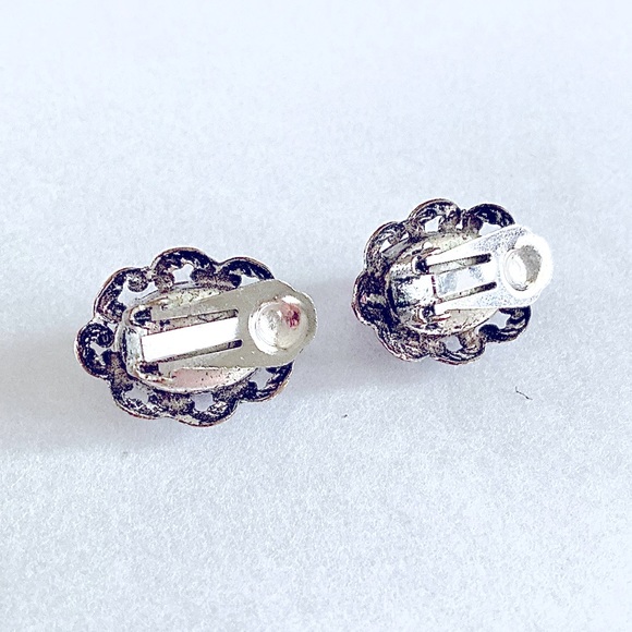 Vintage 60’s purple glass crystal clip on earrings Ornate setting - Picture 5 of 6